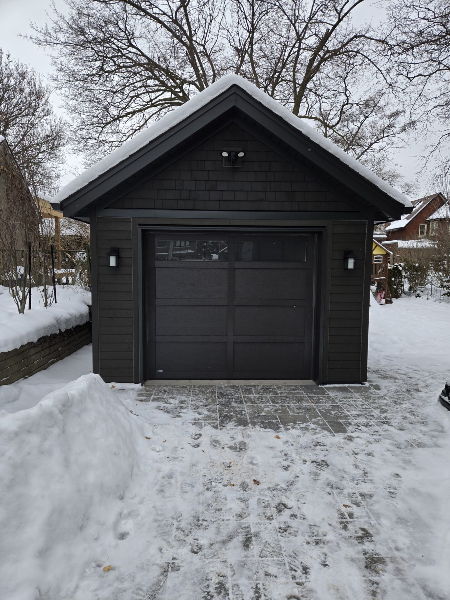 Detached Garge in Kitchener Waterloo with a clean Garage Door
